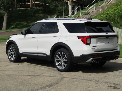Certified 2025 Ford Explorer Platinum w/ Ultimate Package AWD/4WD image 2