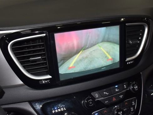 Certified 2025 Chrysler Pacifica Select image 15