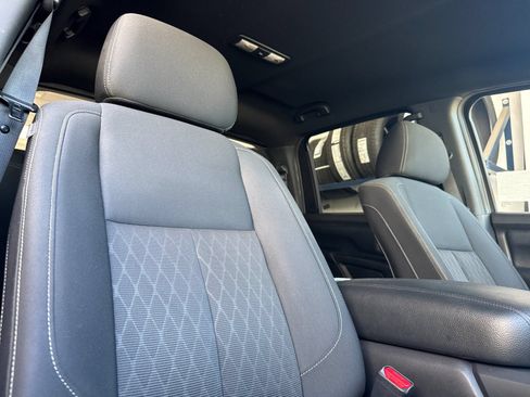 Used 2018 Nissan Titan SV w/ SV Convenience Package AWD/4WD image 18