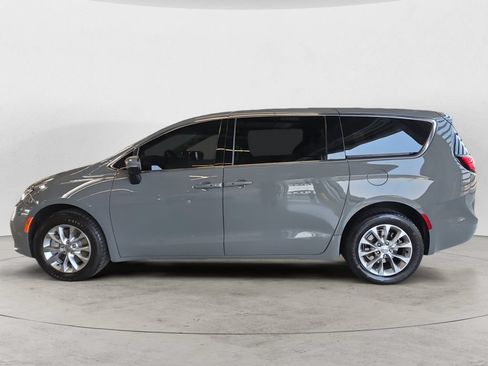 Used 2023 Chrysler Pacifica Touring-L AWD/4WD image 8