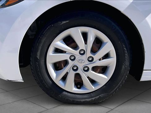Used 2017 Hyundai Elantra SE image 11