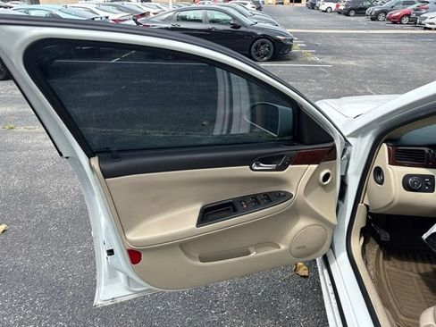 Used 2011 Chevrolet Impala LTZ FWD image 12