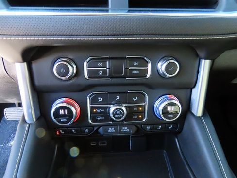 Used 2023 GMC Yukon SLT image 25