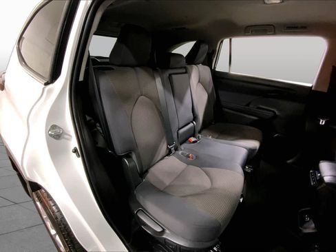 Used 2023 Toyota Highlander LE FWD image 20
