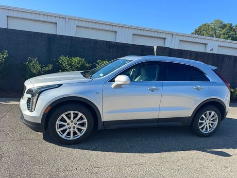 Used 2019 Cadillac XT4 Luxury w/ Cold Weather Package FWD image 2