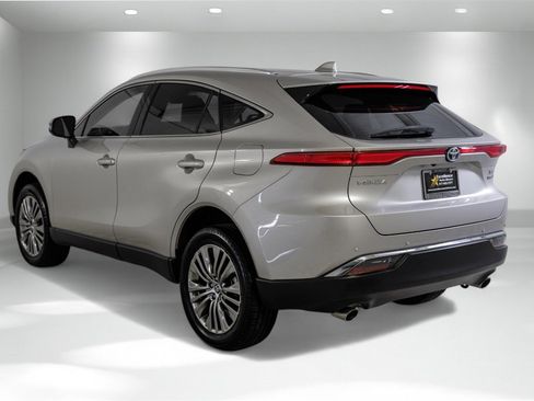 Used 2022 Toyota Venza XLE image 8