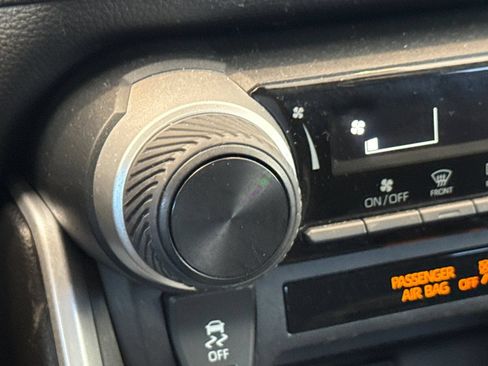 Used 2021 Toyota RAV4 LE FWD image 29