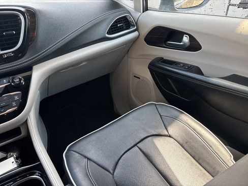 Used 2022 Chrysler Pacifica Limited FWD image 28