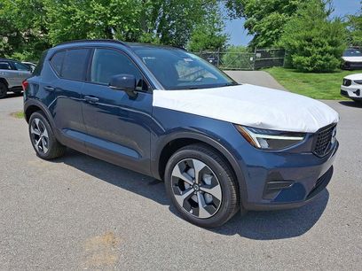 New 2026 Volvo XC40 B5 Core w/ Climate Package