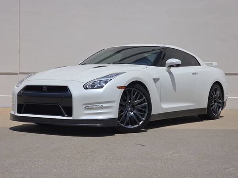 Used 2016 Nissan GT-R Premium AWD/4WD image 1