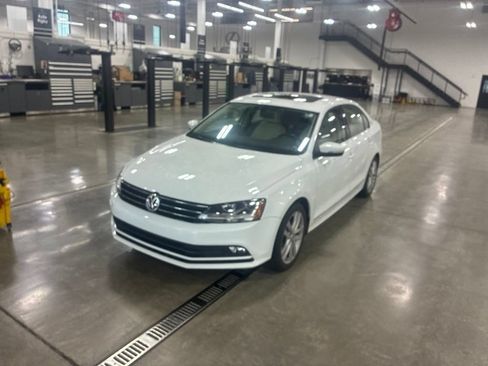 Used 2017 Volkswagen Jetta SEL FWD image 4