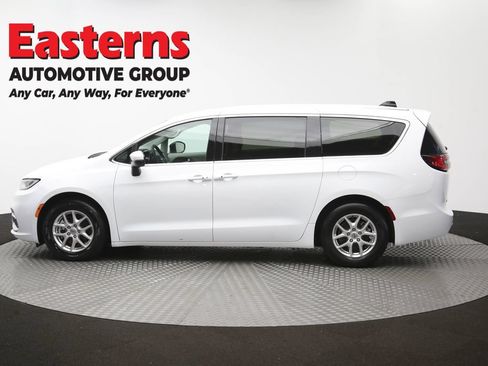 Used 2023 Chrysler Pacifica Touring-L FWD image 61