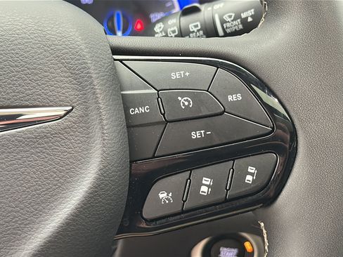 Used 2025 Chrysler Pacifica Limited FWD image 18