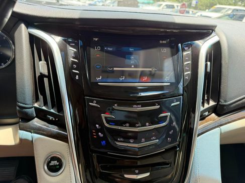 Used 2018 Cadillac Escalade ESV Luxury RWD image 37