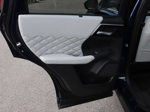 Used 2025 Mitsubishi Outlander 4WD Plug-In Hybrid image 25