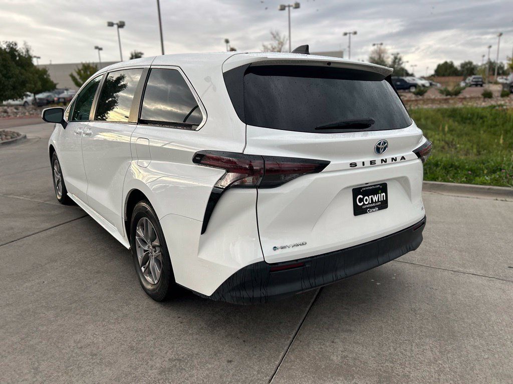 Used 2025 Toyota Sienna LE AWD/4WD image 5