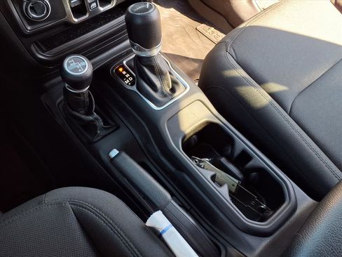 Used 2022 Jeep Gladiator Willys image 14