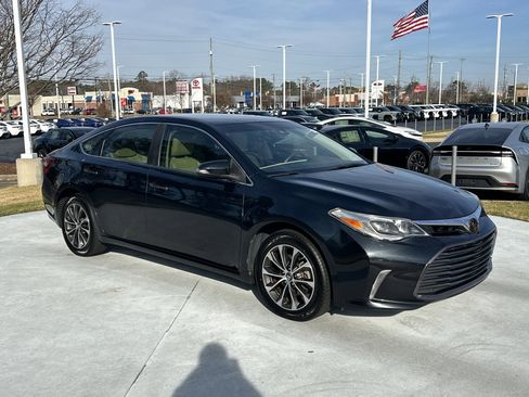 Used 2017 Toyota Avalon XLE image 2
