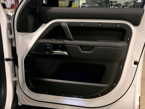 Used 2025 Land Rover Defender 130 X-Dynamic SE image 22