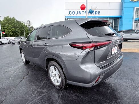 Used 2025 Toyota Highlander LE FWD image 7