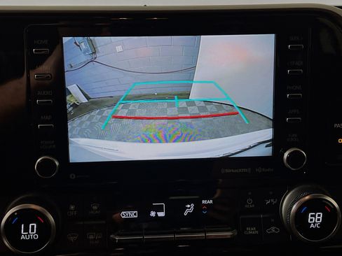 Used 2022 Toyota Highlander LE image 28