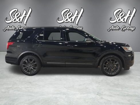 Used 2018 Ford Explorer XLT w/ XLT Appearance Package image 24