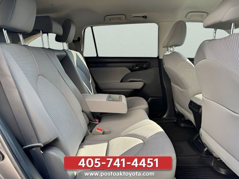 Used 2023 Toyota Highlander LE FWD image 30