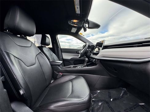 Used 2023 Jeep Compass Limited image 14