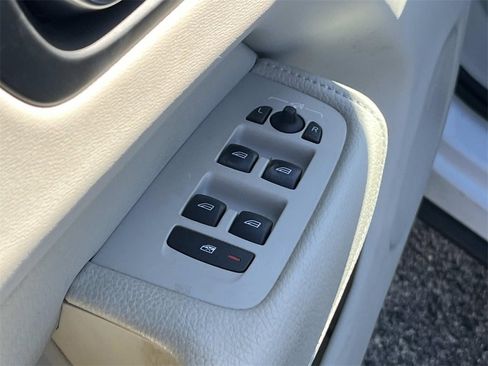 Used 2018 Volvo XC60 T5 Momentum w/ Vision Package image 20