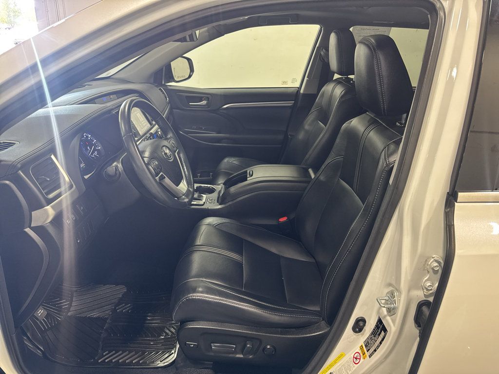Used 2017 Toyota Highlander SE FWD image 25