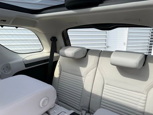 Used 2024 Land Rover Discovery S image 17