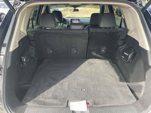 Used 2024 Nissan Rogue SV w/ SV Premium Package image 9