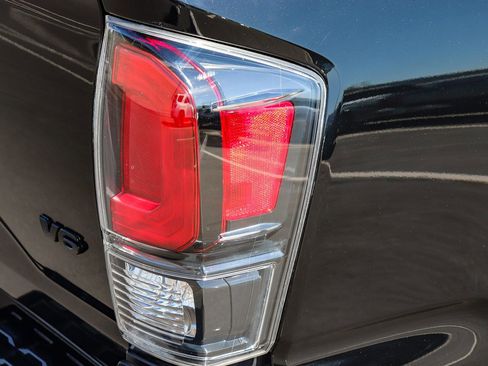 Used 2022 Toyota Tacoma Limited w/ Nightshade Package AWD/4WD image 8