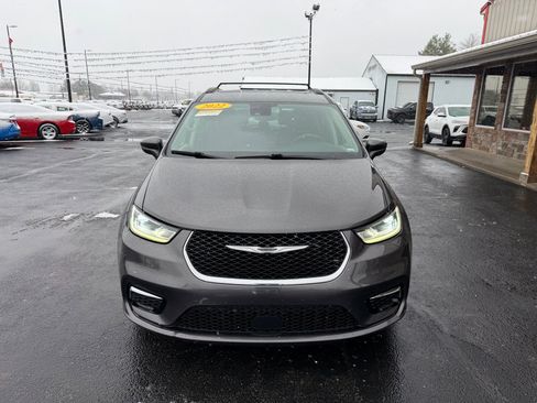 Used 2022 Chrysler Pacifica Touring-L image 10