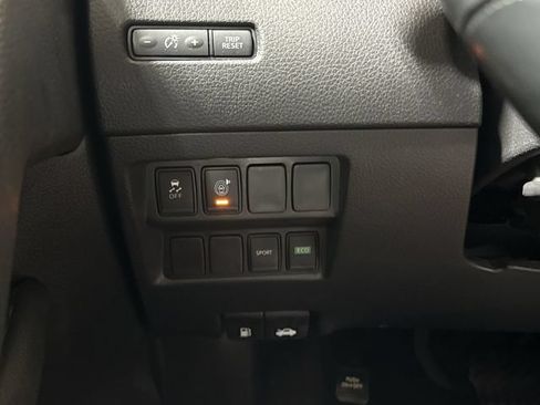 Used 2017 Nissan Rogue SV FWD image 18