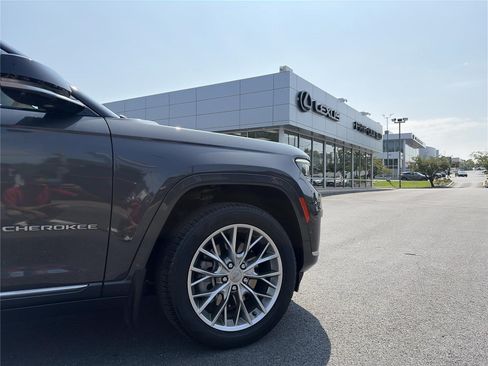 Used 2023 Jeep Grand Cherokee L Summit w/ Advanced Protech Group IV AWD/4WD image 16