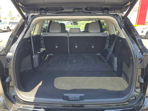 Used 2023 Toyota Highlander XLE FWD image 16