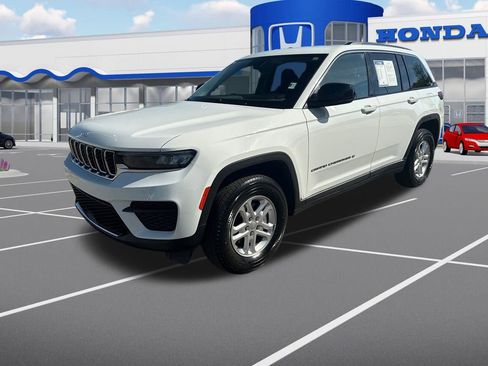 Used 2024 Jeep Grand Cherokee Laredo image 3