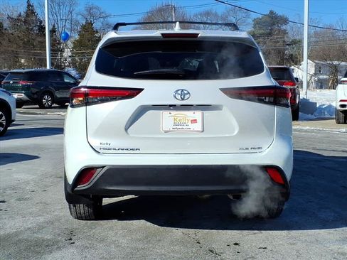 Used 2023 Toyota Highlander XLE image 7