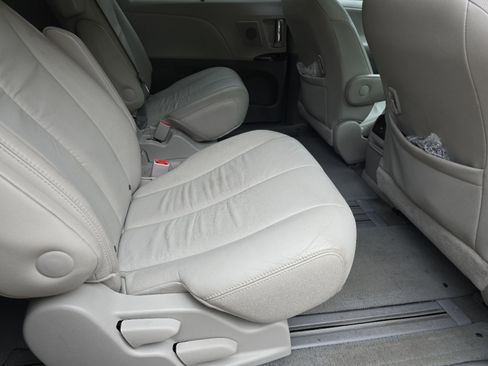 Used 2012 Toyota Sienna XLE w/ Premium Pkg FWD image 20