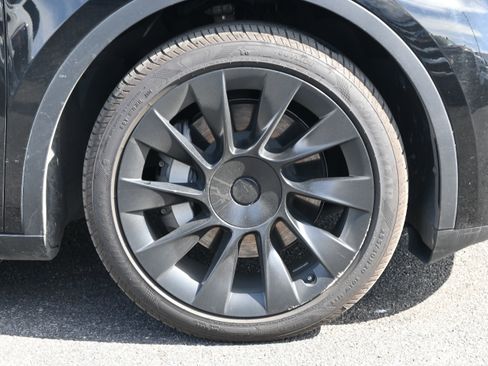 Used 2023 Tesla Model Y Long Range image 13