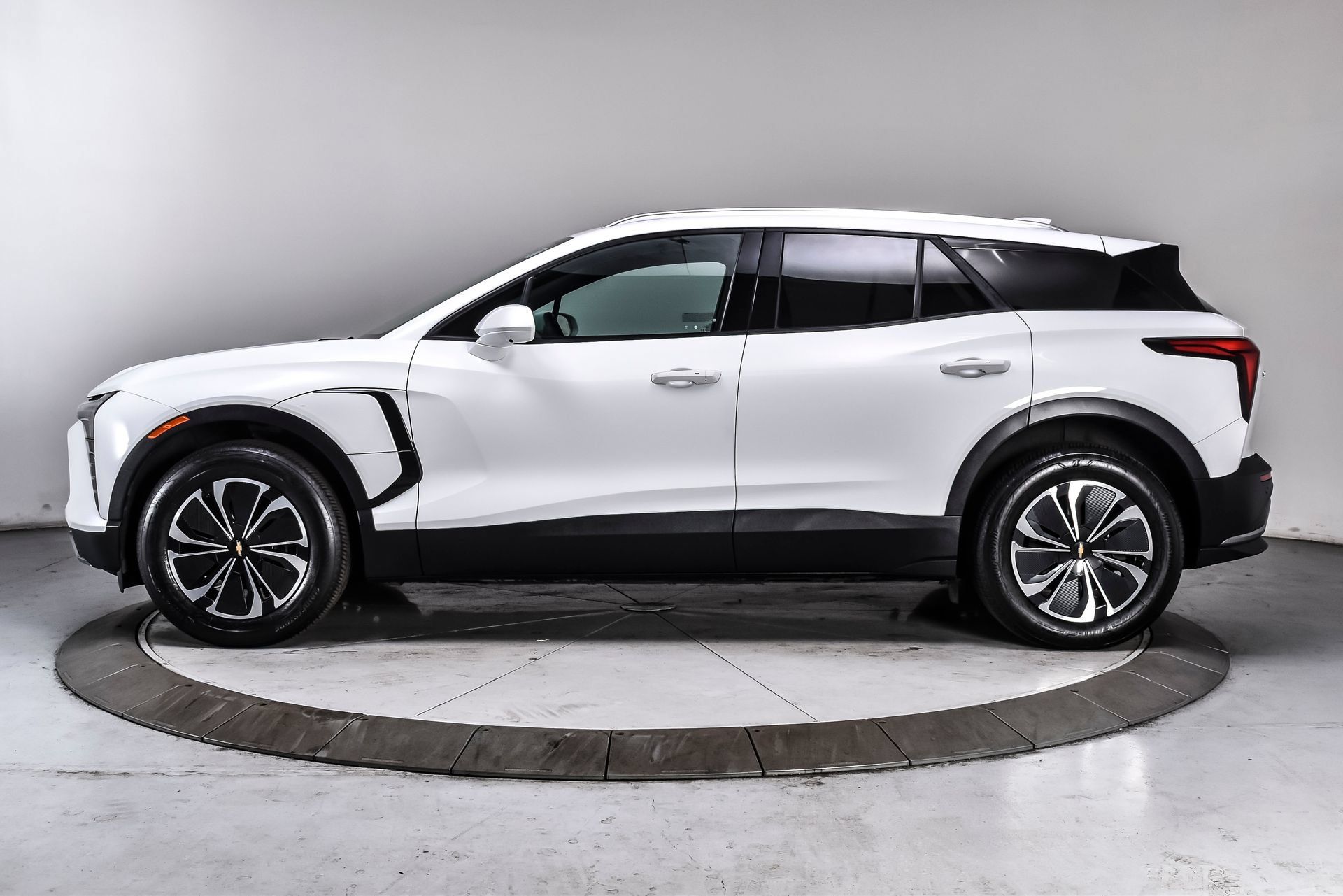 Used 2024 Chevrolet Blazer EV LT AWD/4WD image 3