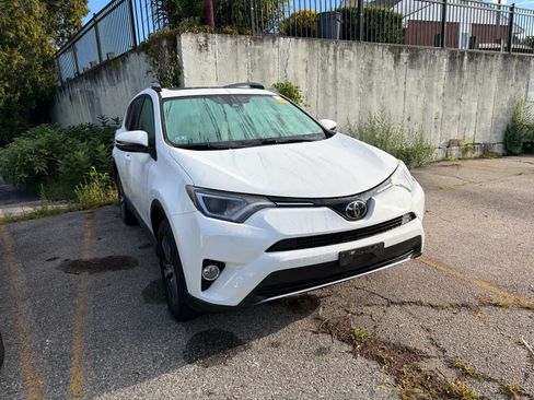 Used 2018 Toyota RAV4 XLE AWD/4WD image 3