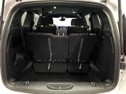 Used 2023 Chrysler Pacifica Touring image 25