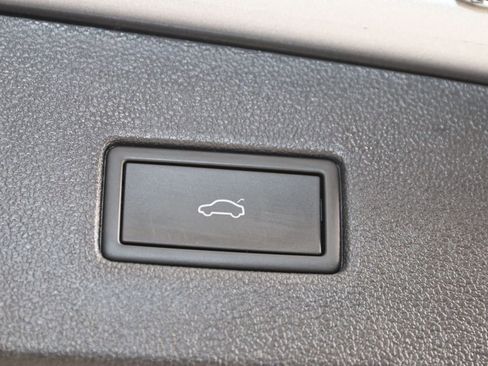 Used 2022 Volkswagen Tiguan SE w/ Panoramic Sunroof Package image 52