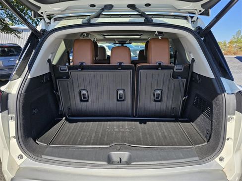 Used 2024 Nissan Pathfinder Platinum w/ Black Appearance Package image 10