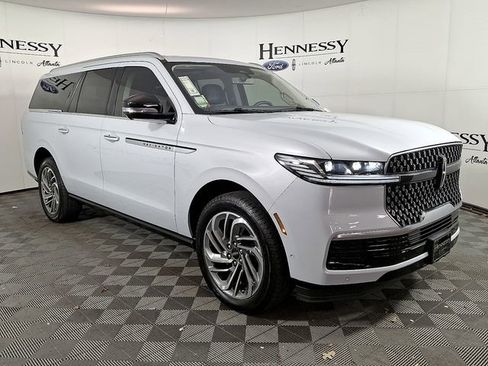 New 2025 Lincoln Navigator L Reserve AWD/4WD image 3