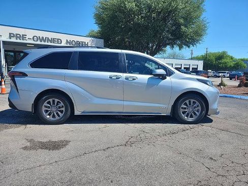 Used 2021 Toyota Sienna XLE FWD image 2