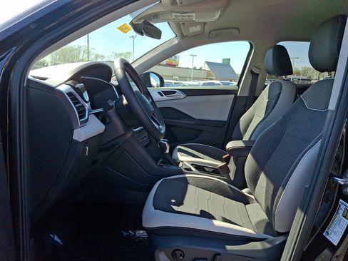New 2026 Volkswagen Taos SE AWD/4WD image 9