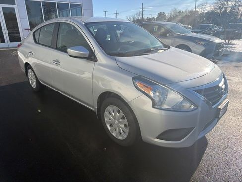 Used 2016 Nissan Versa SV image 3